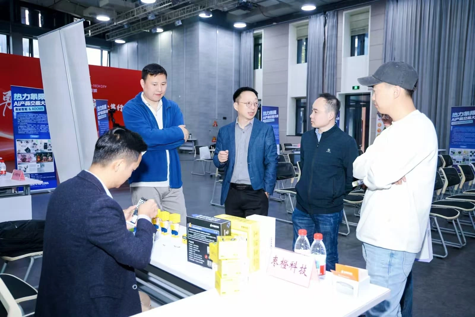 与厂商技术人员深入交流