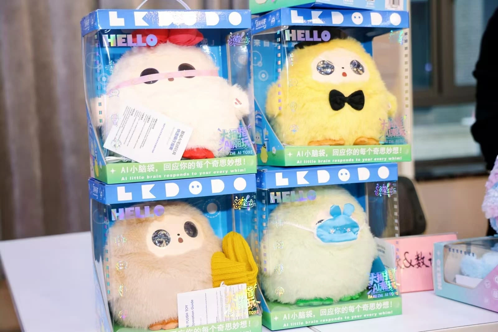 考察元器件展厅，了解关键部件性能